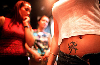 Una de las últimas modas entre los jóvenes es llevar un   piercing   en el ombligo y enseñarlo.