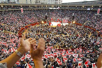 Militantes del PSOE asisten a un mitin de su partido en la plaza de toros de Valencia.rnrn  JORDI VICENT
