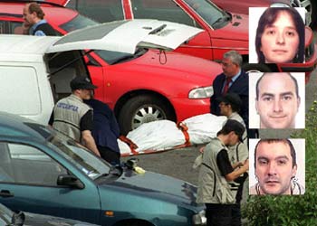 Los servicios funerarios transportan el cadáver de Santiago Oleaga, director financiero del  Diario Vasco,  asesinado por ETA en 2001.