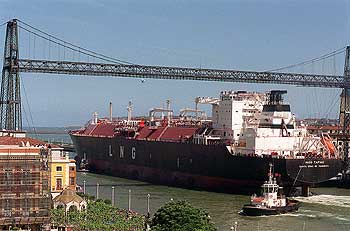 Momento en el que la imponente estructura del  Iñigo Tapias  pasa, ayer por la mañana, bajo el puente colgante.