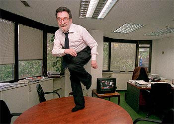 Eugenio Nasarre muestra a los candidatos del PP a ritmo de  twist,  en su despacho, cómo proceder en la campaña electoral.