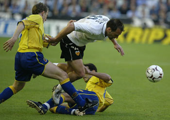 Rufete intenta colarse entre dos defensas del Villarreal.