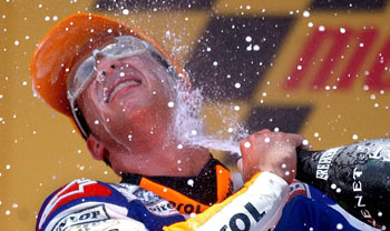 Toni Elías baña su felicidad en cava.