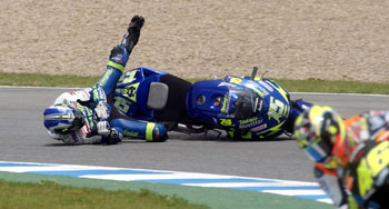 Sete Gibernau rueda por el asfalto mientras Valentino Rossi se escapa.