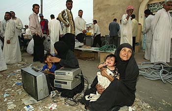 Una mujer vende equipos electrónicos en lo que se conoce en Basora como el  mercado de los saqueadores,  debido a la procedencia de las mercancías.
