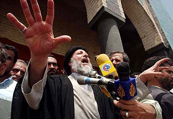 El ayatolá Mohamed Baqer al Hakim, ayer, durante un mitin en la ciudad de Nasiriya.rnrn  ASSOCIATED PRESS