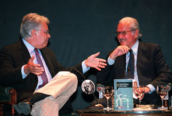 Carlos Fuentes y Felipe González, ayer en el Círculo de Bellas Artes de Madrid. rnrn LUIS MAGÁN