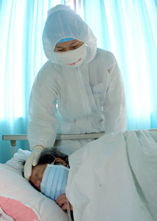 Una enfermera atiende a un paciente de SARS ayer en un hospital de Guangzhou (Guangdong, sur de China).rnrn  AFP