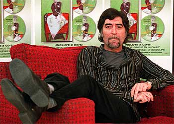 Joaquín Sabina, ayer, durante la entrevista en un hotel de Madrid. rnrn LUIS MAGÁN