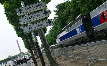 Los Campos Elíseos, convertidos en estación de tren