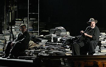 Toni Misó, en el papel de Max Aub, junto al actor Julio Salvi, ayer en el ensayo de la obra  Transterrados .