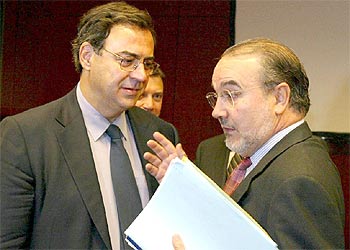 Pedro Solbes conversa con el ministro griego de finanzas, Nikolaos Christodoulakis. rnrn EPA