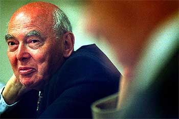 Herbert R. Lottman, durante su intervención en la sede de la Fundación Círculo de Lectores. rnrn CONSUELO BAUTISTA