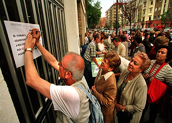 Afectados por el cierre del Centro Social del Grau protestaron ayer a las puertas del edificio.
