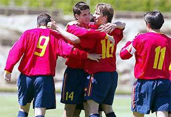 El capitán, Jurado (11), acude a abrazar a Cases (16), Arzo (14) y David ( 9).