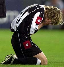 Nedved se lamenta tras recibir la tarjeta que le impedirá jugar la final.