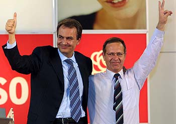 José Luis Rodríguez Zapatero y Ventura Pérez Mariño, ayer durante el mitin del PSOE en Vigo. rnrn EFE