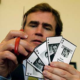 Un diputado republicano de Tejas recorta unas cartas con las caras de legisladores  fugitivos .