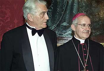 El embajador Carlos Abella, con el secretario del Vaticano para Relaciones con los Estados, Jean Louis Tauran. 