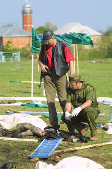 Dos policías examinan el lugar del atentado del miércoles.