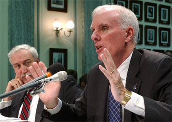 Harold Gehman y Sean O'Keefe (a la izquierda), el miércoles, en Washington.