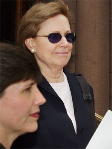 Marion Fahnestock,  Mimi  (con gafas), ayer en Nueva York.