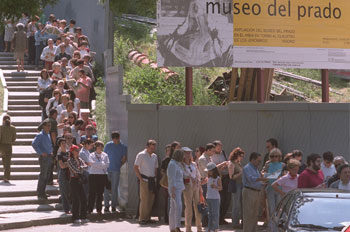 Visitantes del Museo del Prado hacen cola el jueves para ver la exposición  Vermeer y el interior holandés. 