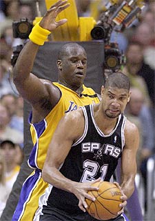 Duncan intenta eludir el acoso de O'Neal.