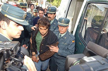 El padrastro de la niña muerta, a su llegada ayer al juzgado de O Carballiño.