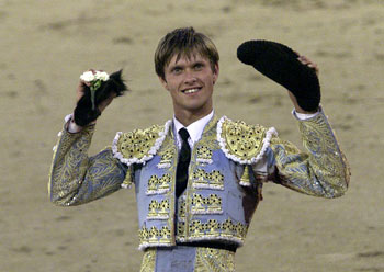 Iván García con la oreja a su segundo toro, el sexto de la tarde.