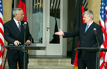 Colin Powell, a la izquierda, y Joschka Fischer, durante la conferencia de prensa que ofrecieron ayer en Berlín.