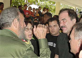 Oliver Stone, a la derecha, conversa con Fidel Castro en febrero de 2002 en La Habana.