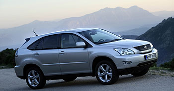 EL NUEVO LEXUS RX 300 tiene una línea  más deportiva y ligera que sus competidores. El interior presenta un aspecto impecable y cuenta con cinco amplias plazas y un buen maletero. 