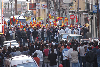 Asistentes a la marcha de España 2000, separados de vecinos de Russafa por la policía, ayer, durante la manifestación.