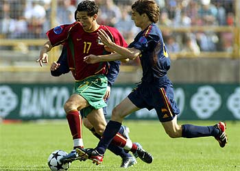 Coimbra protege el balón ante la entrada de Tebar durante el partido de ayer.