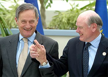 El ministro francés de Finanzas, Francis Mer (izquierda), y el secretario del Tesoro de EE UU, John Snow, ayer en Deauville (Francia).