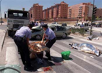 Imagen de un accidente con tres fallecidos en agosto de 2002 en Madrid. rnrn ULY MARTÍN