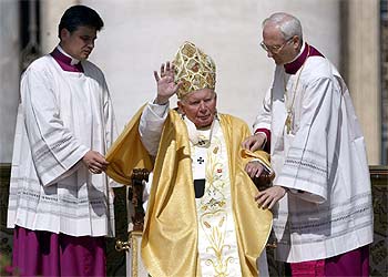 El papa Juan Pablo II, ayer , día de su cumpleaños, en la plaza de San Pedro.
