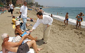 Los aspirantes buscan el voto... hasta en la playa