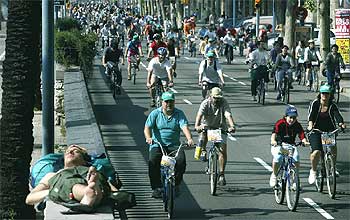 35.000 bicicletas copan las calles de Barcelona