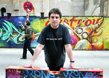 El periodista Jordi Costa, comisario de la exposición  Cultura   basura,  en el exterior del CCCB.