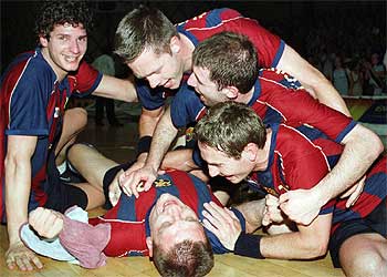 Los jugadores del Barcelona celebran su triunfo.