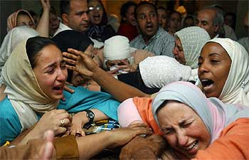 Un grupo de mujeres llora la muerte del marroquí Ben Ardi Elarbi, una de las víctimas de los atentados de Casablanca.