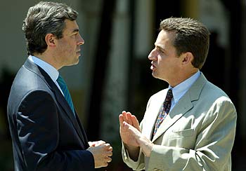 El ministro español del Interior, Ángel Acebes (izquierda), conversa con su homólogo francés, Nicolas Sarkozy.