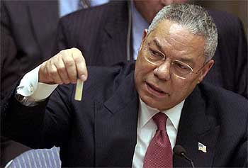 Colin Powell muestra un tubo que, según dijo, podía contener Antrax, el 5 de febrero en el Consejo de Seguridad de la ONU.rnrnDiapositivas presentadas por el secretario de Estado norteamericano para demostrar que Irak tenía armas de destrucción masiva.