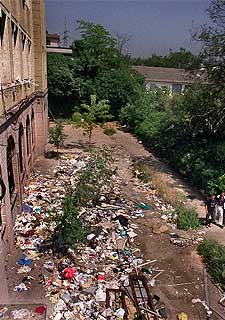 Aspecto que presentaban ayer buena parte de los patios de los cuarteles de Sant Andreu.