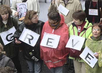 Cinco mujeres forman la palabra  grève  (huelga en francés) durante la protesta de ayer.