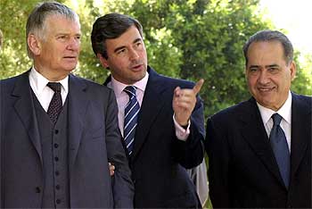 Acebes (centro), junto a sus homólogos alemán, Otto Schily (izquierda) e italiano, Giuseppe Pisanu.