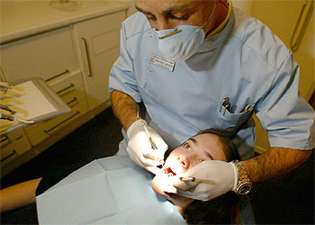 Una joven, en una revisión incluida en el programa navarro de asistencia dental infantil gratuito.