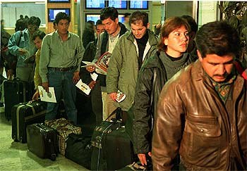 Un grupo de inmigrantes ecuatorianos, a su llegada al aeropuerto de Barajas.